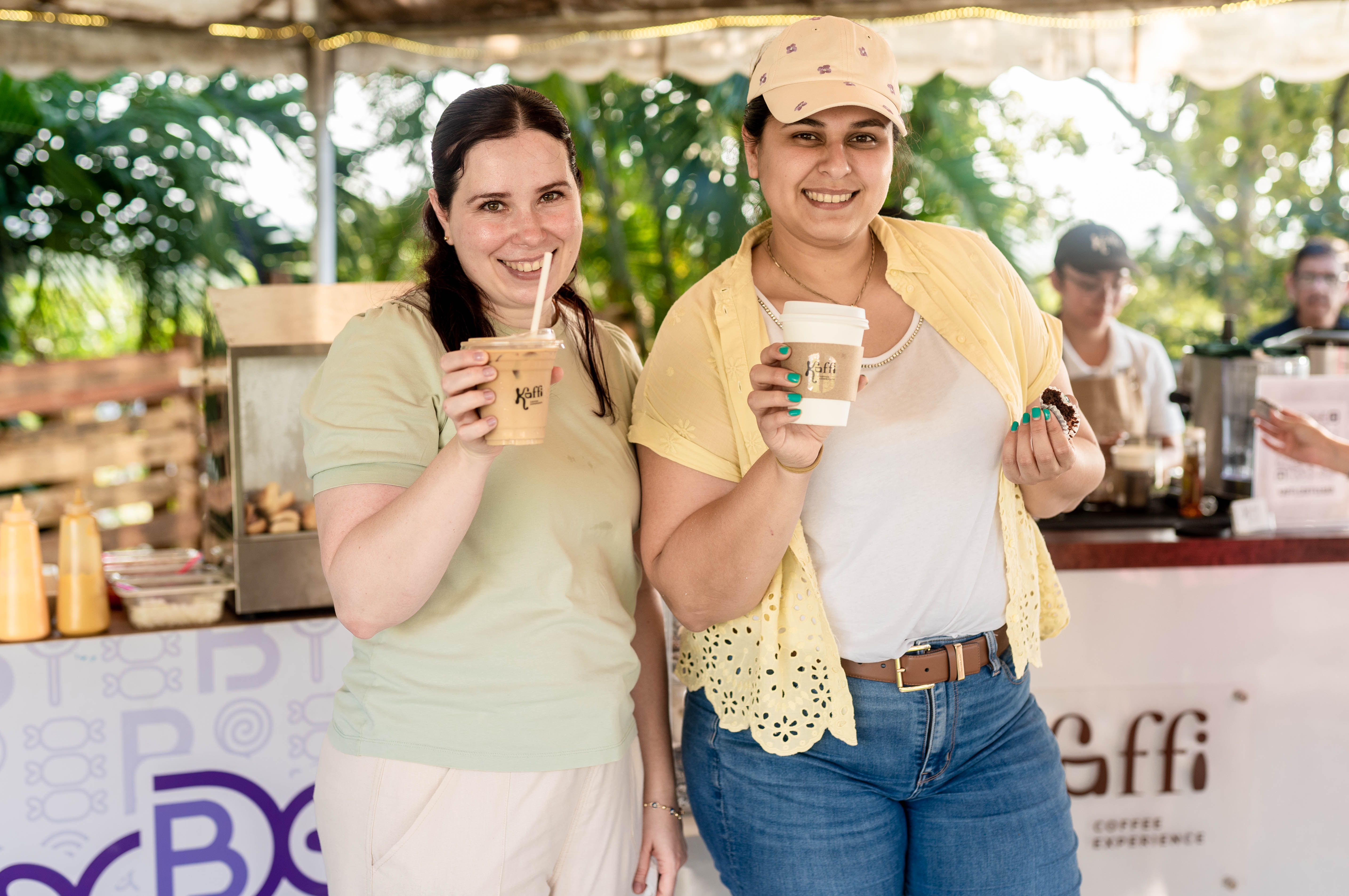 Amigas con bebidas Kaffi frente a la barra